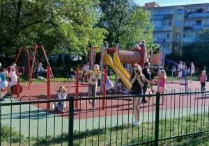 Zabawy na szkolny placu zabaw.