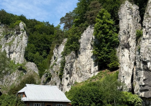 Ojcowski Park Narodowy – widok na formacje wapienne i zabytkowe zabudowy.