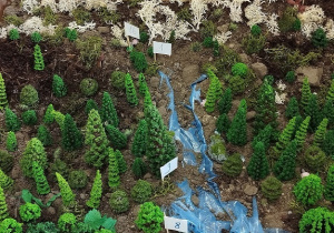 Prace uczniów klas piątych z zastosowaniem różnorodnych materiałów plastycznych i dekoracyjnych dotyczące projektu geograficznego – Krajobrazy świata.