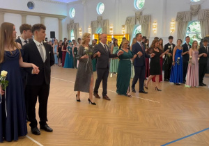 Wychowawcy klas ósmych tańczą Poloneza.