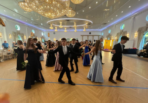 Układ choreograficzny Poloneza wykonywany przez uczniów klas ósmych.
