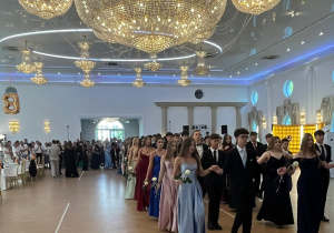 Układ choreograficzny Poloneza wykonywany przez uczniów klas ósmych.