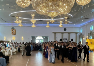 Uroczysty Polonez w wykonaniu ósmoklasistów.