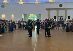 Walc w wykonaniu uczniów klas ósmych podczas balu ósmoklasistów.