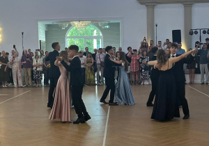 Walc w wykonaniu uczniów klas ósmych podczas balu ósmoklasistów.