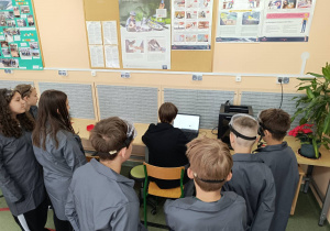 Uczniowie przygotowują w programie komputerowym projekt specjalnej nakładki na klucz telegraficzny do druku.