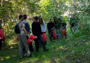 Uczniowie z klas siódmych i ósmych sprzątają świat