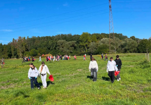 Grupa młodzieży biorąca udział w akcji Sprzątania Świata.