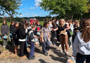 Zakończenie akcji - Sprzątanie świata. Organizatorzy wręczają nagrody.