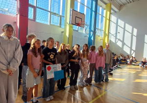 Klasa 5a prezentuje plakaty związane z przeciwdziałaniem przemocy rówieśniczej.