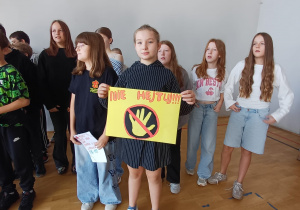 Klasa 6a przedstawia swoją propozycję na hasło dotyczące przemocy rówieśniczej.
