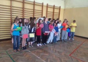 Klasa 6a prezentuje hasła sprzeciwiające się przemocy rówieśniczej.