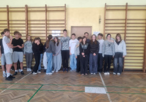 Klasa 8a prezentuje swoje hasła dotyczące przemocy rówieśniczej.