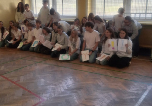 Klasa 7c podczas apelu poświęconego działaniom przeciwko przemocy rówieśniczej.
