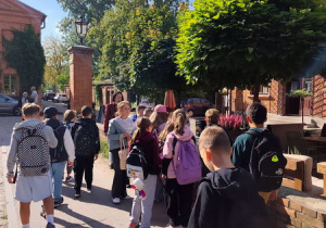 Na Księży Młynie dzieci odwiedziły łódzkie koty i poznały krótką historię Księży Młyna i łódzkich fabryk włókienniczych.