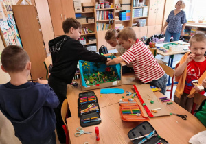 Uczniowie podczas wykonywania swoich kompozycji jesiennych
