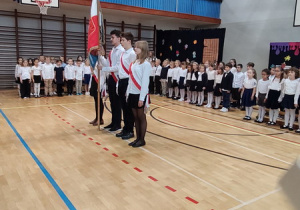 Poczet sztandarowy szkoły wystąpił na środek sali gimnastycznej.