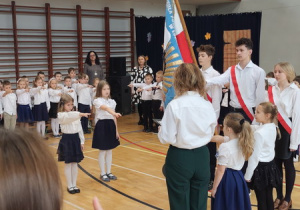 Przedstawiciele klas pierwszych ślubują na sztandar szkoły, w obecności Pani Dyrektor być dobrym uczniem i dbać o dobre imię swojej szkoły.