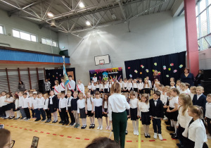 Pani Dyrektor Joanna Mrowińska – Wange pasuje uczniów klasy 1a, 1b, 1c i 1d.