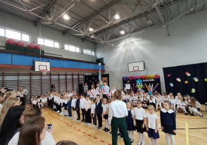 Pani Dyrektor Joanna Mrowińska – Wange pasuje uczniów klasy 1a, 1b, 1c i 1d.