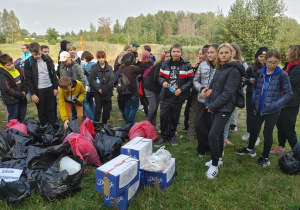 Uczniowie klas siódmych i ósmych w oczekiwaniu na finał akcji – Sprzątanie świata