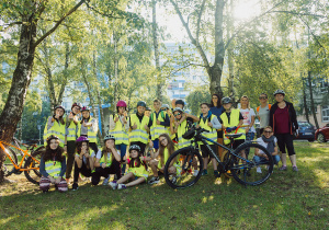 Zdjęcie grupowe klasy 7d z wychowawcą i rodzicami przed wycieczką rowerową na Uroczysko Lublinek Zdjęcie wykonane przed budynkiem szkoły.