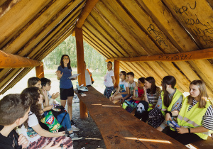 Rozmowa wychowawcy z uczniami w drewnianej altanie