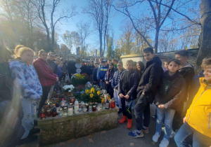 Uczniowie przy grobie Patrona prof. Aleksandra Kamińskiego