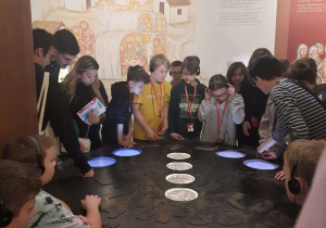Uczniowie oglądają i projektują monety w muzeum