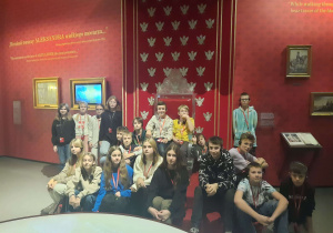 Zdjęcie grupowe na tronie królewskim w muzeum