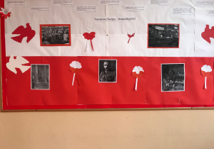 Tablica okolicznościowa na szkolnym korytarzu poświęcona Dniu Niepodległości