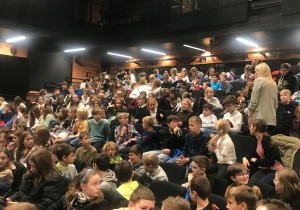 Uczniowie w oczekiwaniu na spektakl – Chłopcy z Placu Broni.