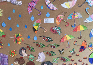 Tablica na szkolnym korytarzu przygotowana przez uczniów uczęszczających na zajęcia do biblioteki i świetlicy szkolnej – rysunki z jesiennymi motywami zwierząt, liści, roślin, fragmenty wierszy.