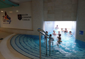 Uczniowie wypływają na baseny zewnętrzne