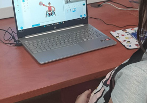 uczennica tworzy animację z osobą niepełnosprawną w Scratchu