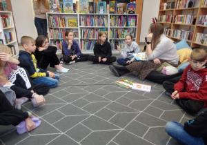 Uczniowie z Ukrainy podczas zajęć w bibliotece