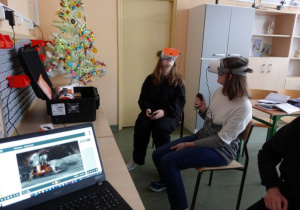 Uczniowie oglądają przez okulary VR kosmos i lądowanie człowieka na księżycu