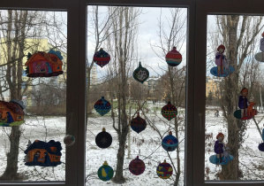 Inspiracje zimowe z papieru na szkolnym oknie