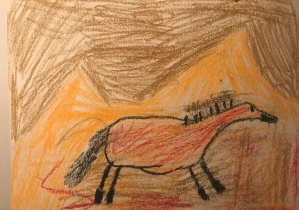 Uczeń przedstawił zwierzę prehistoryczne przypominające dzikiego konia. W tle zaznaczone motywy górskie. Całość wykonana kredką pastelową