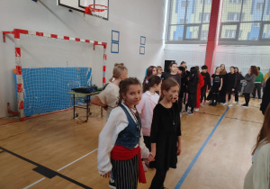 Uczniowie klas czwartych tańczą belgijkę