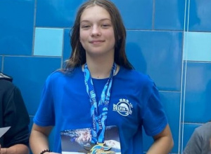 Uczennica klasy 8a powołana do Kadry Narodowej Juniora Młodszego w pływaniu w sezonie 2022/2022 Na zdjęciu z medalem i dyplomem za osiągnięcia sportowe