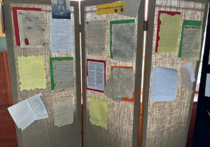 Ekspozycja listów do patrona napisanych przez uczniów Szkoły Podstawowej nr 137 w Łodzi