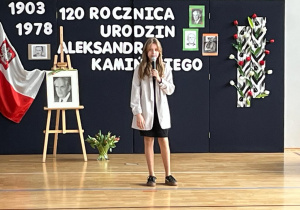 Występ uczennicy z klasy 5d prezentującej historię Aleksandra Kamińskiego