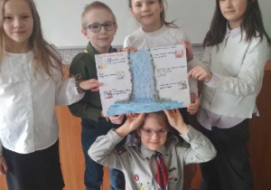 Grupa uczniów z klasy 3b prezentuje plakat z okazji Dnia Święta Wody