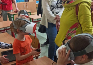 Mali goście testują okulary VR do wirtualnej rzeczywistości