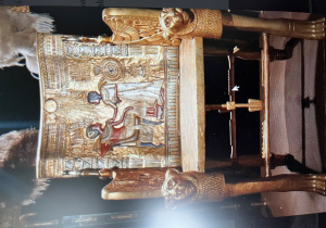 Replika tronu Tutanchamona wykonanego z drewna obitego złotą blachą