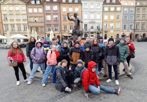 Zdjęcie grupowe pod pomnikiem Warszawskiej Syrenki na Starym Mieście