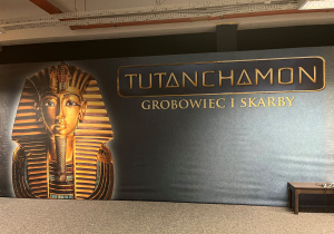 Baner w holu głównym Muzeum Nowa Praga zapowiadający wystawę Tutanchamon – Grobowiec i skarby