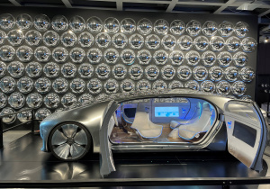 Autonomiczny Mercedes-Benz F 015, jeden z eksponatów prezentowanych na wystawie „Przyszłość jest dziś” w Centrum Nauki Kopernik