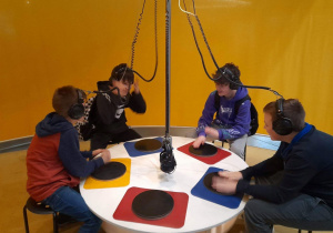 Grupa uczniów na wystawie W Centrum Nauki Kopernik Gramy Wygramy. Zabawy z dźwiękiem